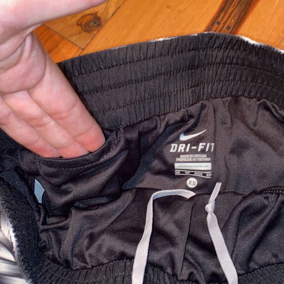 NWOT - NIKE DRI FIT SHORTS WITH BUILT IN UNDERWEAR- SIZE XS - Picture 4 of 6